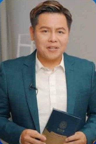 陈嘉荣 Tan Chia Yong 手持宏珏堂远红外理疗贴